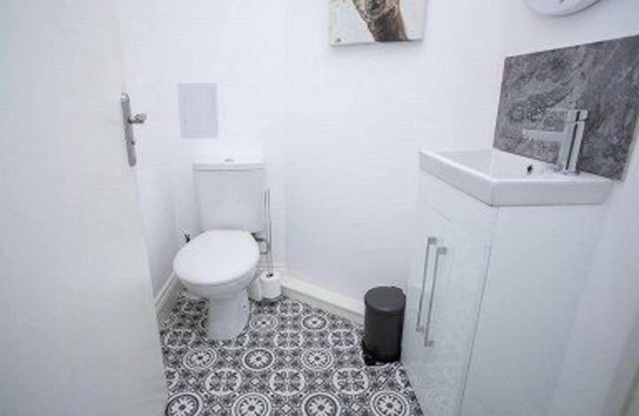 Amazing 3 Bedroom Home, Prime Bt1 Postcode And City Centre Location Belfast Exterior photo