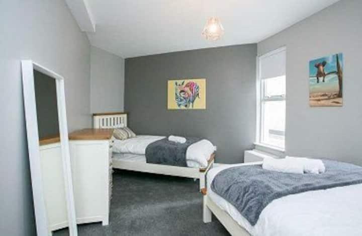 Amazing 3 Bedroom Home, Prime Bt1 Postcode And City Centre Location Belfast Exterior photo